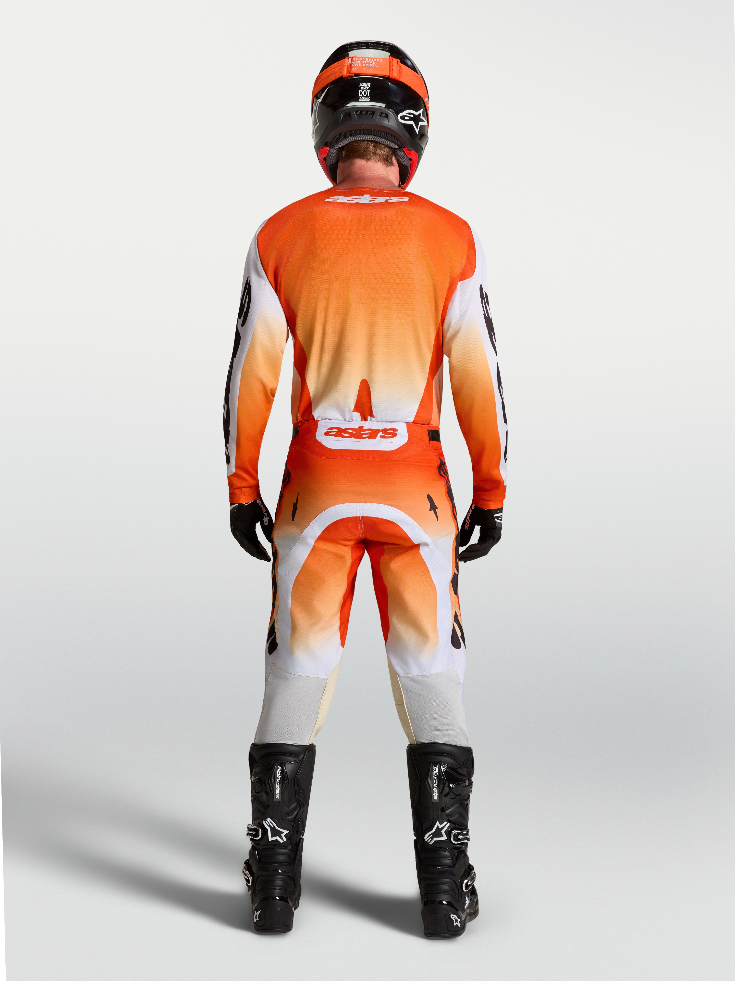 Alpinestars Racer Amber trøje, orange og hvid motocrosstrøje til herrer, set bagfra på model, åndbar race-pasform til off-road