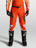 Alpinestars Racer Amber motocrossbukser i rød, vist på model med slidstærkt 600D polyfabric og forbuet pasform.