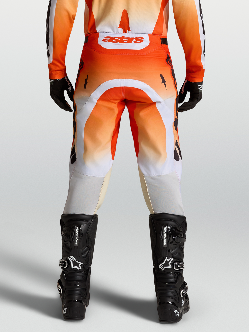 Alpinestars Racer Amber bukser, røde og hvide motocrossbukser set bagfra, herremodel med sorte motorcykelstøvler