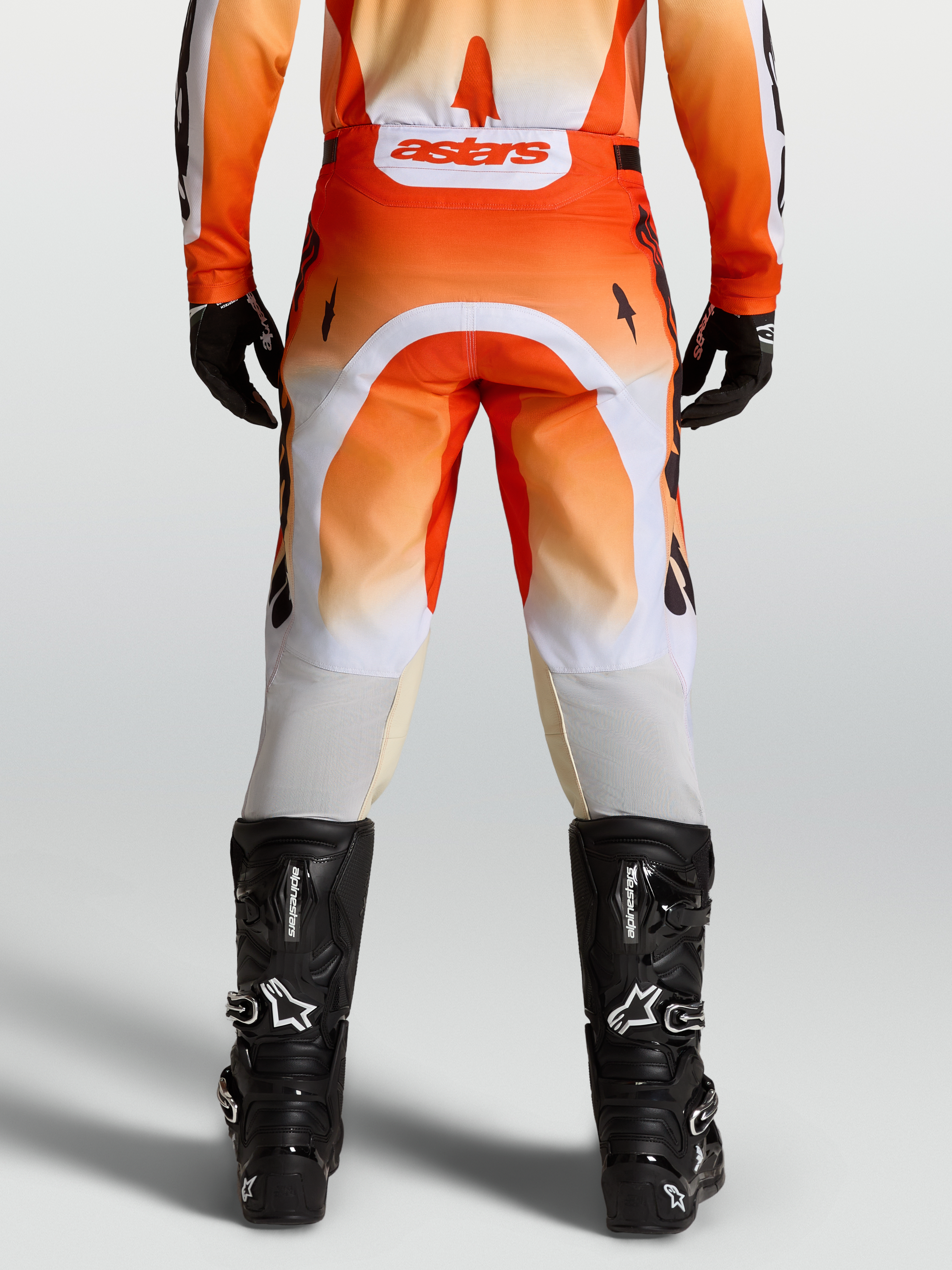 Alpinestars Racer Amber bukser, røde og hvide motocrossbukser set bagfra, herremodel med sorte motorcykelstøvler