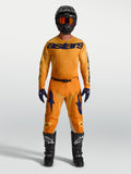 Alpinestars 2027 Racer Amber trøje og udstyrssæt, herre-motocrossracing, orange og mørkeblå, matchende bukser og støvler.