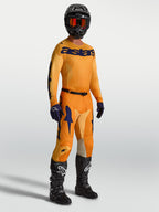 Alpinestars 2027 Racer Amber motocrossudstyr til herrer, orange og mørkeblå performance-trøje og bukser.