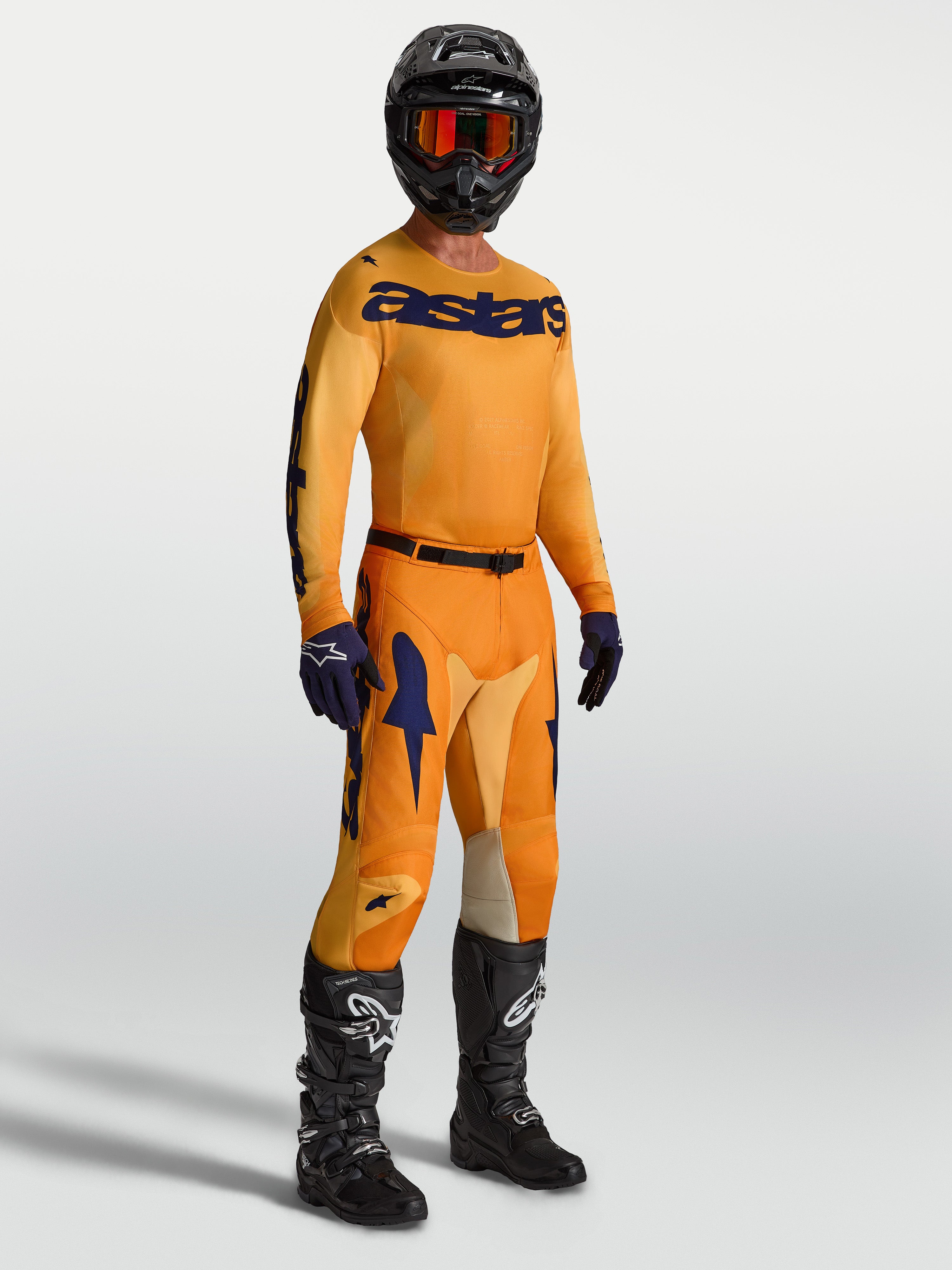 Alpinestars 2027 Racer Amber motocrossudstyr til herrer, orange og mørkeblå performance-trøje og bukser.