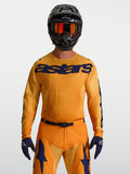 Alpinestars Racer Amber trøje, herremotocrosstrøje i orange og mørkeblå, lavet af fugttransporterende polyfabric.
