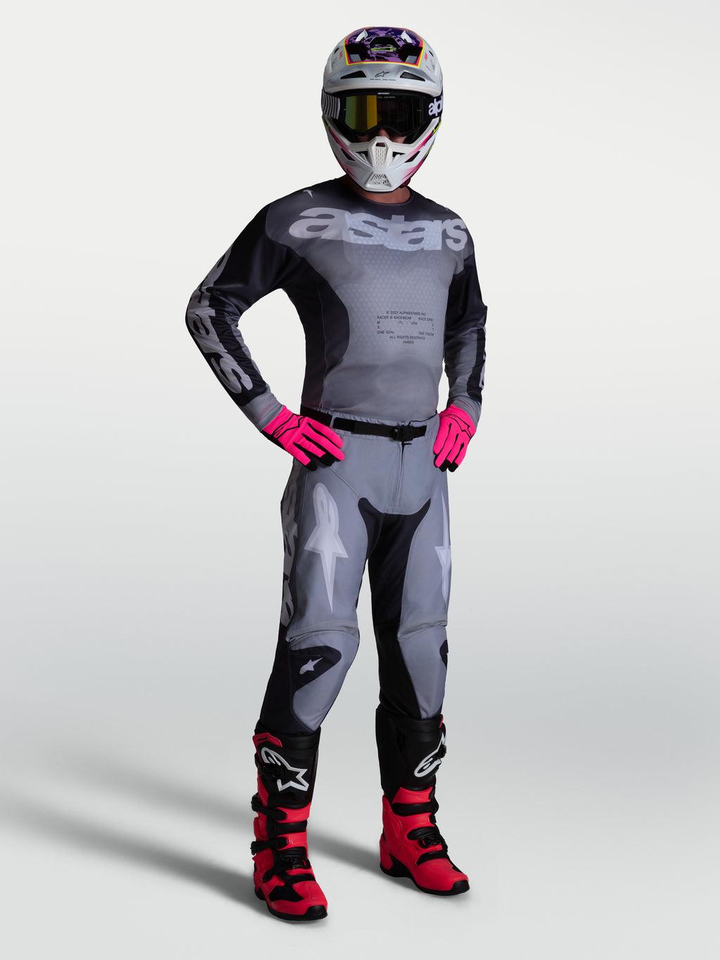 Alpinestars 2027 Racer Amber trøje og udstyrssæt, motocrossudstyr til herrer i grå og pink med atletisk performance-pasform.