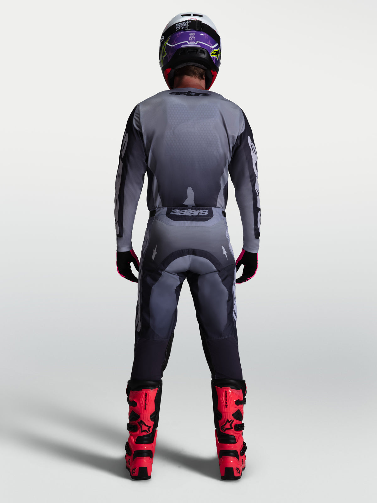Alpinestars 2027 Racer Amber gearsæt, herre-motocrosstrøje og -bukser i grå og lilla set bagfra på model.