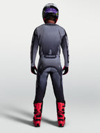 Alpinestars 2027 Racer Amber gearsæt, herre-motocrosstrøje og -bukser i grå og lilla set bagfra på model.