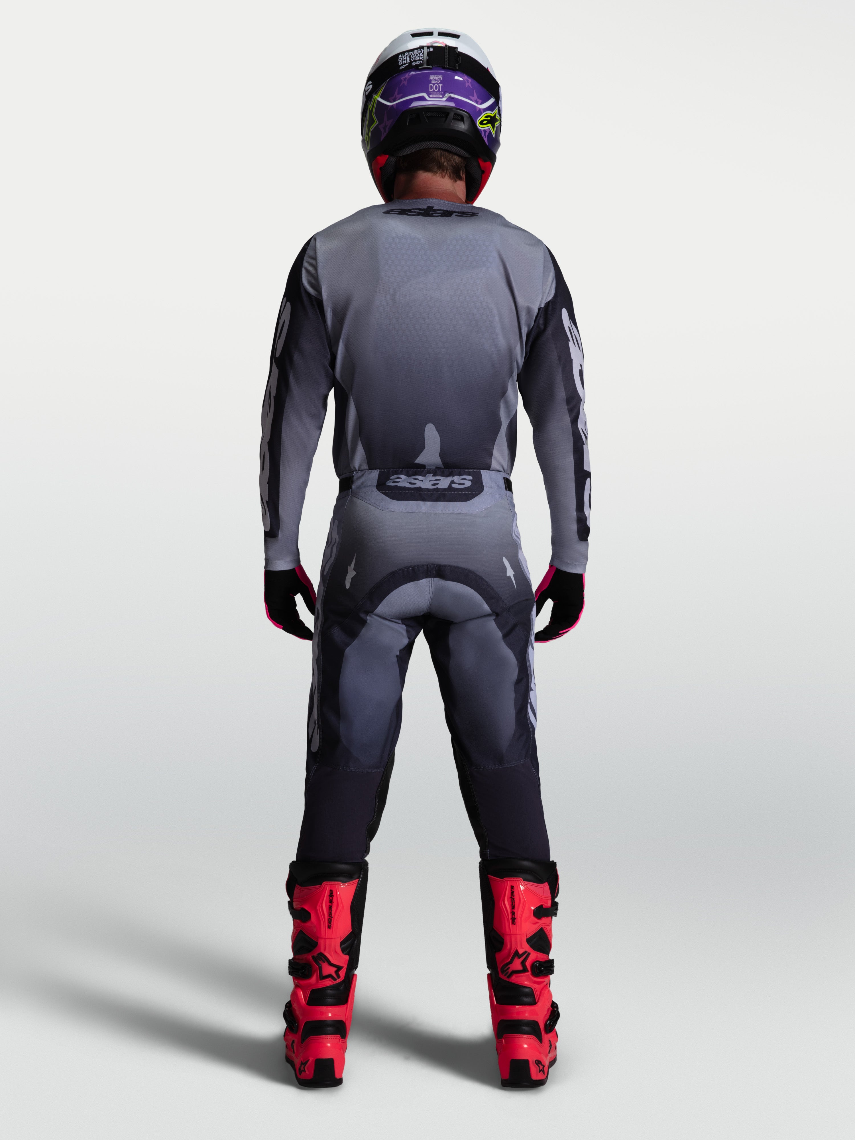 Alpinestars 2027 Racer Amber gearsæt, herre-motocrosstrøje og -bukser i grå og lilla set bagfra på model.