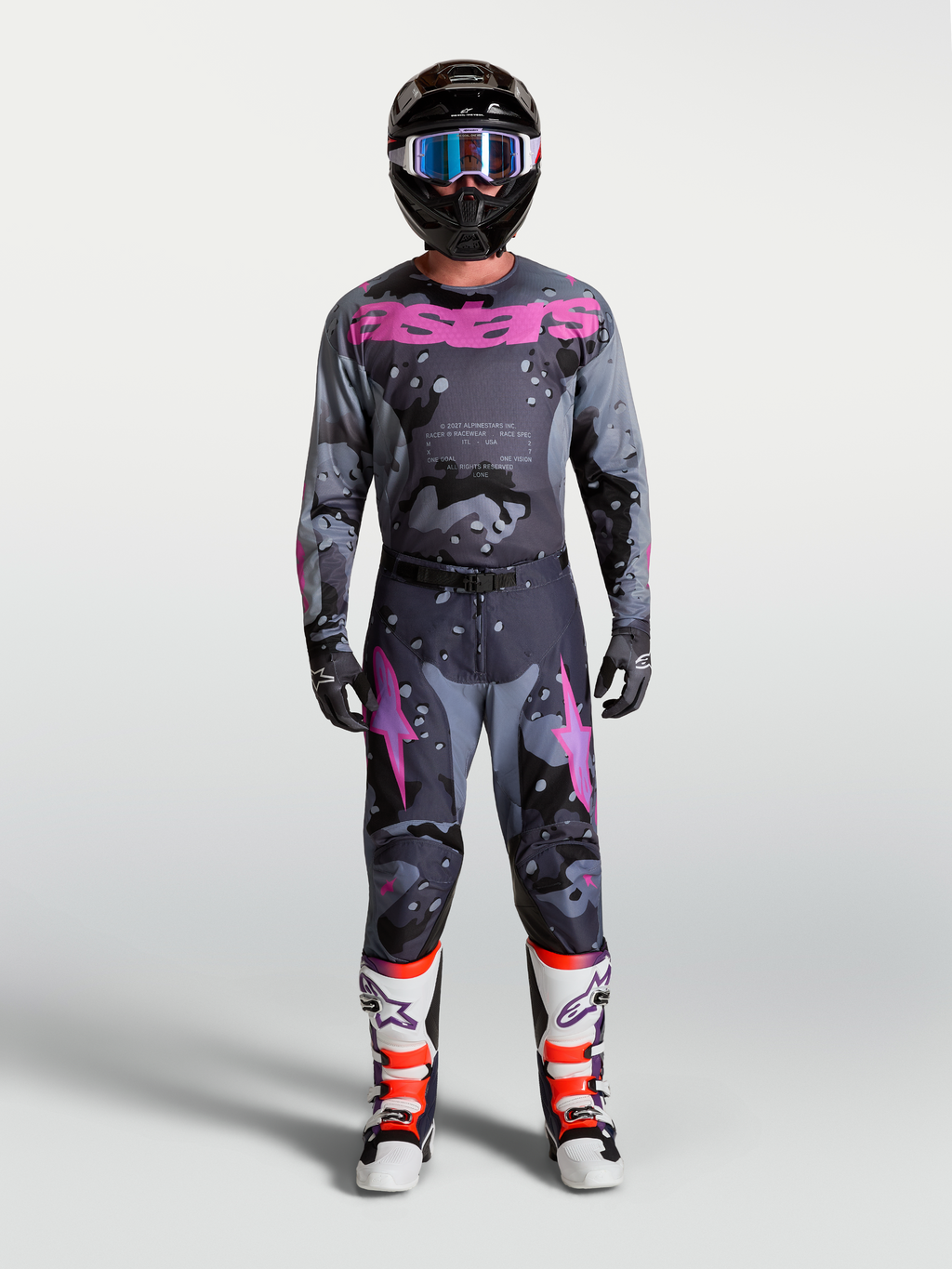 Alpinestars Racer Lone trøje, herre-motocrosssæt i grå camo og lilla med hjelm og beskyttende støvler.