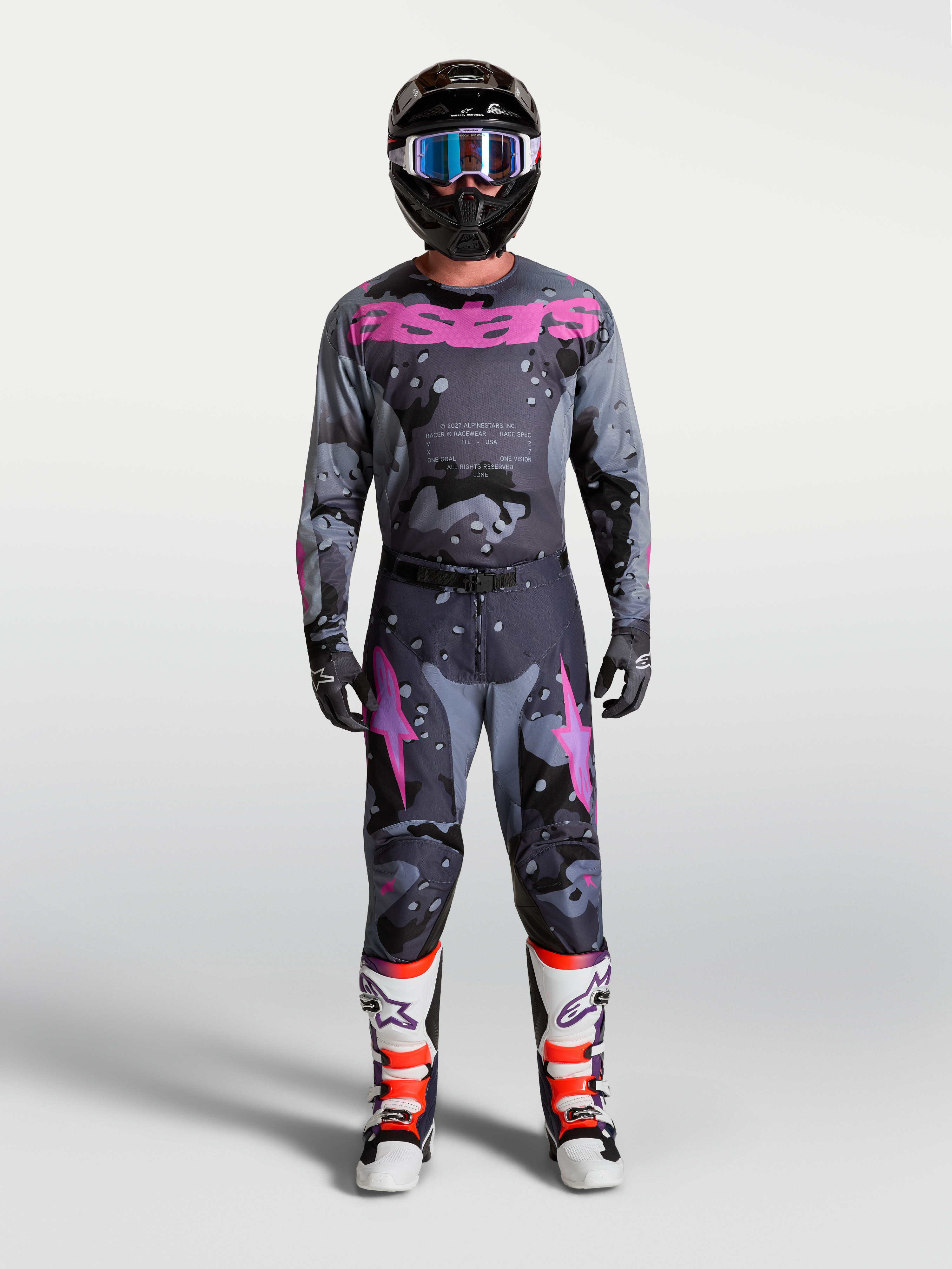 Alpinestars Racer Lone trøje, herre-motocrosssæt i grå camo og lilla med hjelm og beskyttende støvler.
