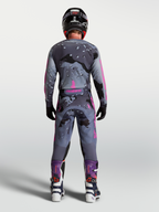 Alpinestars Racer Lone bukser, motocrossbukser til herre, grå camo og lilla, slidstærkt race-fit, set bagfra.