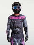 Alpinestars Racer Lone trøje, herre-motocrosstrøje i grå camo og lilla, let polyfabrik, vist på model med hjelm.