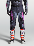 Alpinestars 2027 Racer Lone bukser, herre-motocrossbukser i grå camo og lilla med lyserøde stjernelogoer, båret med matchende trøje, handsker og støvler til off-road racing.