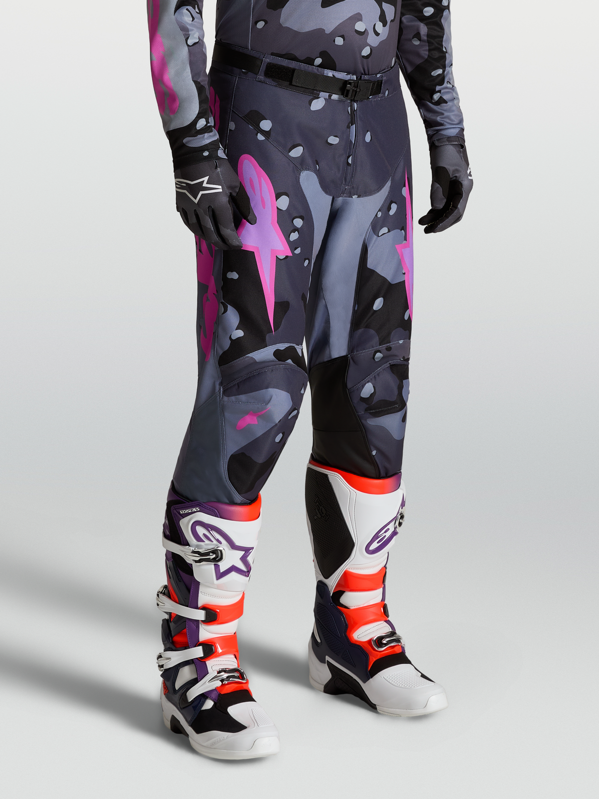 Alpinestars Racer Lone Bukser, motocrossbukser til mænd, grå camouflage og lilla, slidstærkt 600D polyfabric med læderpaneler, off-road performance gear