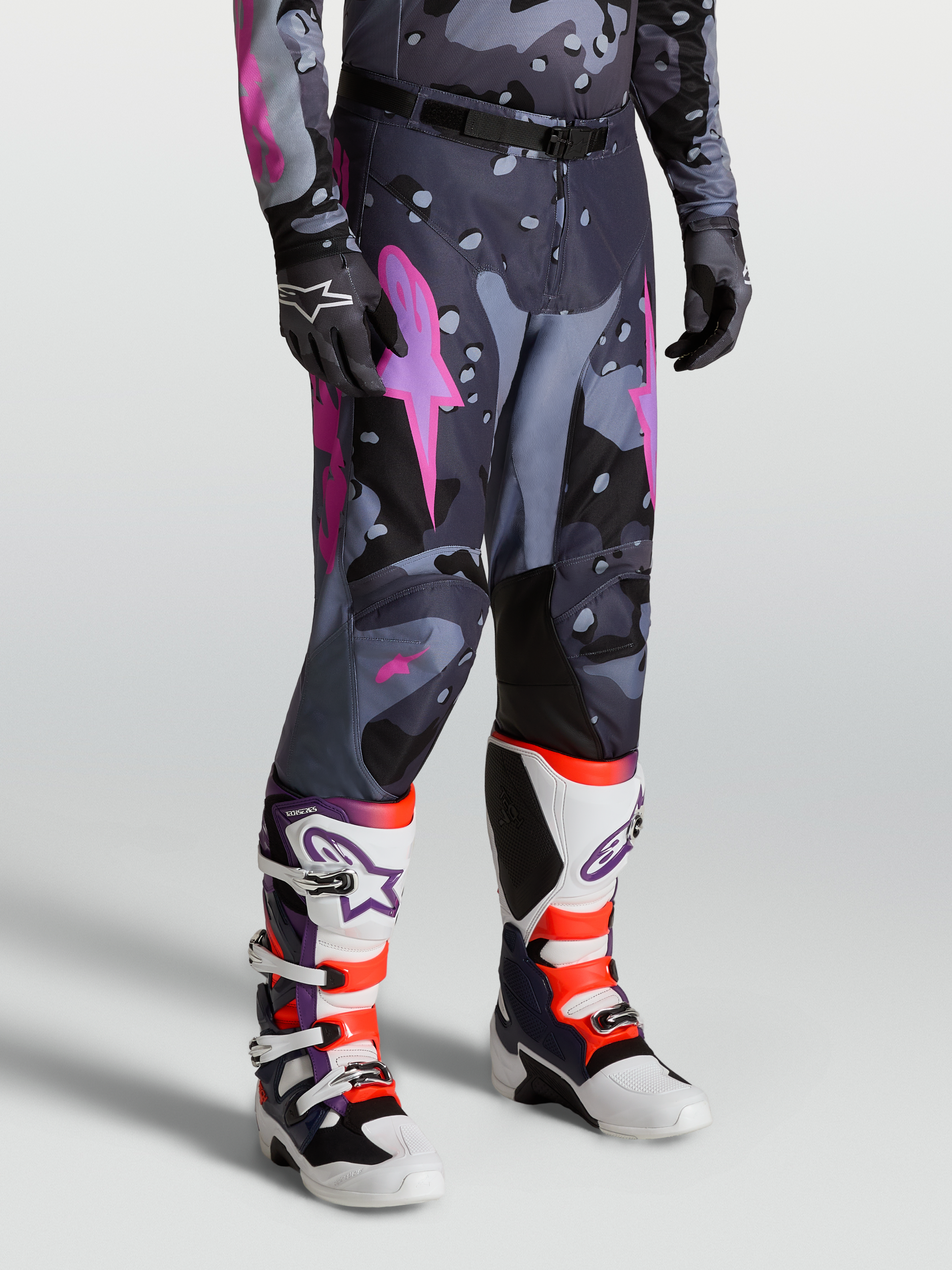 Alpinestars Racer Lone Bukser, motocrossbukser til mænd, grå camouflage og lilla, slidstærkt 600D polyfabric med læderpaneler, off-road performance gear