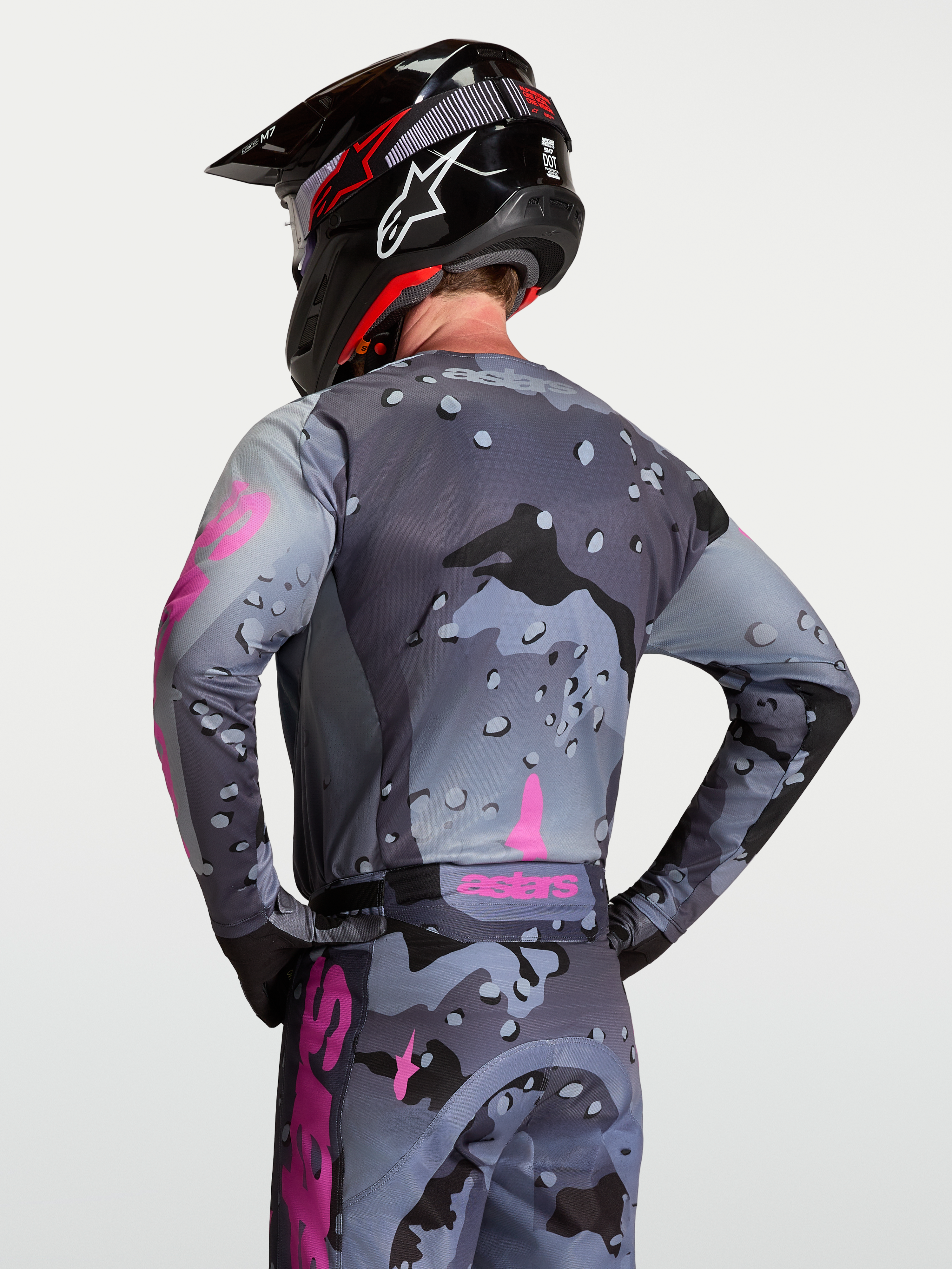 Alpinestars Racer Lone trøje, motocross-jersey til mænd, grå camouflage og lilla, set bagfra på model