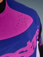 Alpinestars 2026 Techstar Knif trøje, motocross trøje, sort, lysegrå og lilla, nærbillede af brystet med laserskårne perforationer og fugttransporterende strækstof for øget ventilation