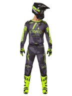 Alpinestars 2025 Racer Hollow Gear Set, motocross-raceroutfit i Dark Camo og Yellow Fluo, inkluderer langærmet trøje og matchende bukser, sort hjelm med neondetaljer, pang-gule støvler og handsker, koordineret præstationsudstyr til off-road kørsel