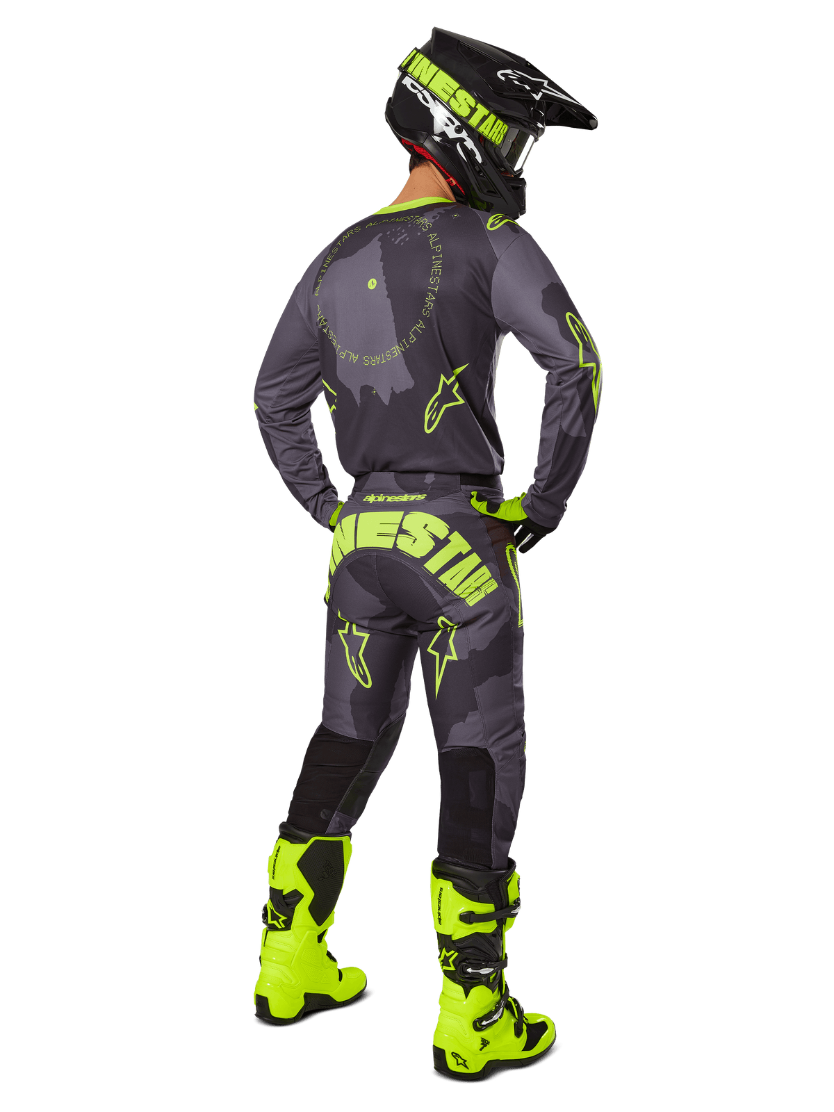 Alpinestars 2025 Racer Hollow Gear Set, motocross-udstyr set bagfra, Dark Camo Yellow Fluo, grå camo-trøje med neongule detaljer, matchende motocrossbukser med markant logo på sædet, neongule støvler og sort hjelm med gule briller.