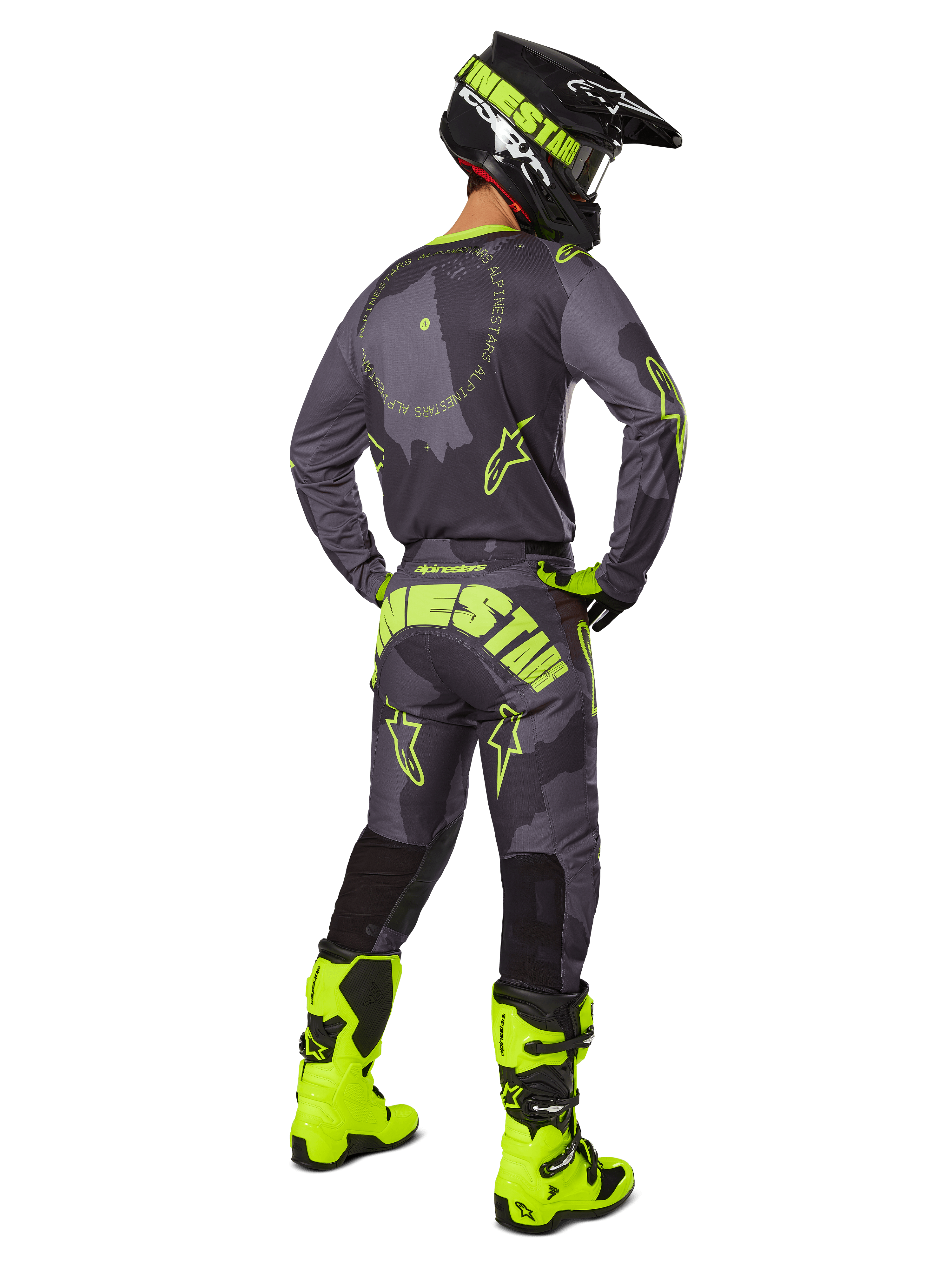 Alpinestars 2025 Racer Hollow Gear Set, motocross-udstyr set bagfra, Dark Camo Yellow Fluo, grå camo-trøje med neongule detaljer, matchende motocrossbukser med markant logo på sædet, neongule støvler og sort hjelm med gule briller.