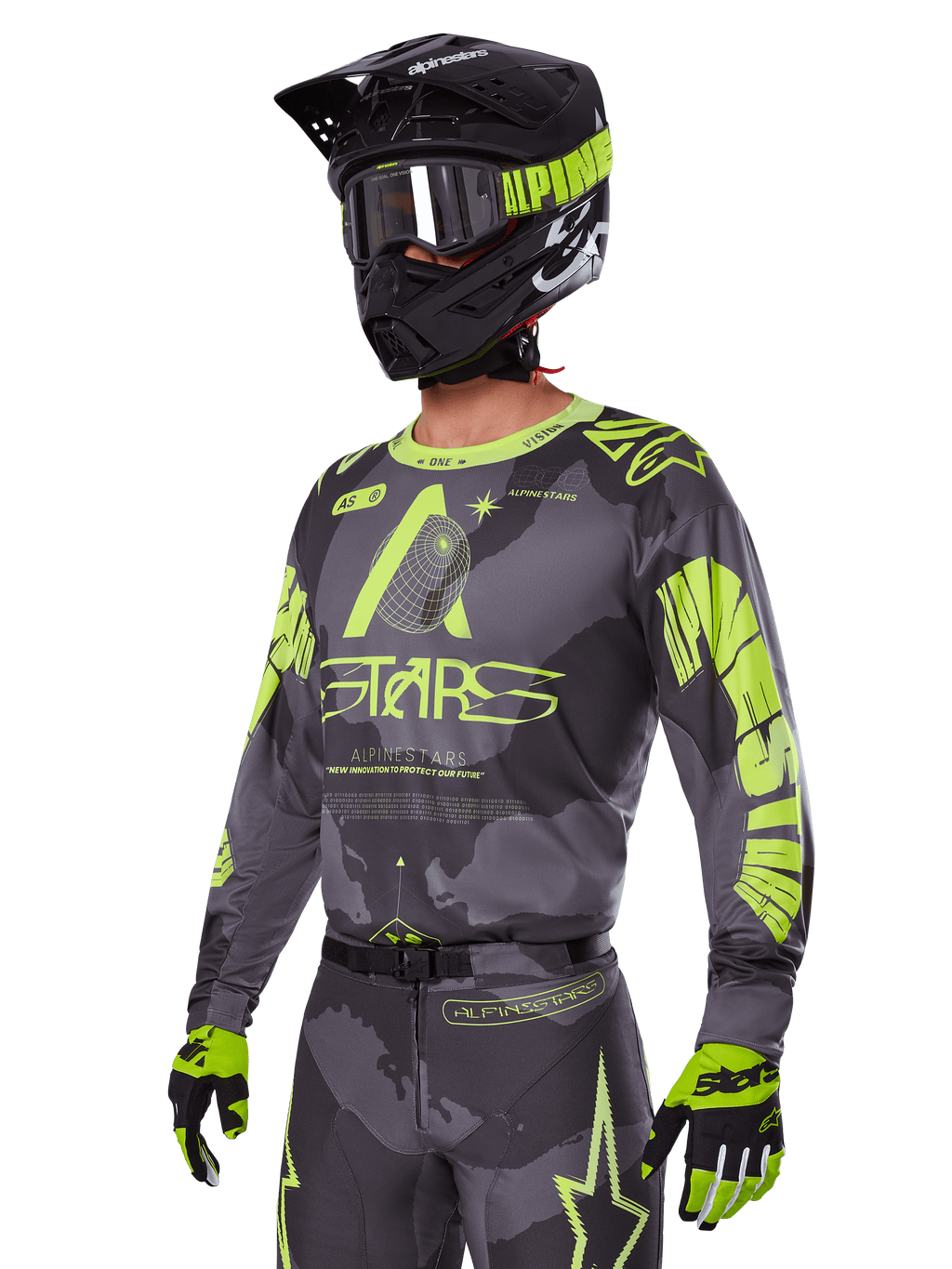 Alpinestars 2025 Racer Hollow udstyrssæt, motocross jersey og bukser i grå og neongul, båret med matchende sort hjelm, crossbriller og handsker, med markant fluorescerende gul Alpinestars-branding og stjernegrafik på en mønstret grå base, koordineret professionelt off-road racerlook