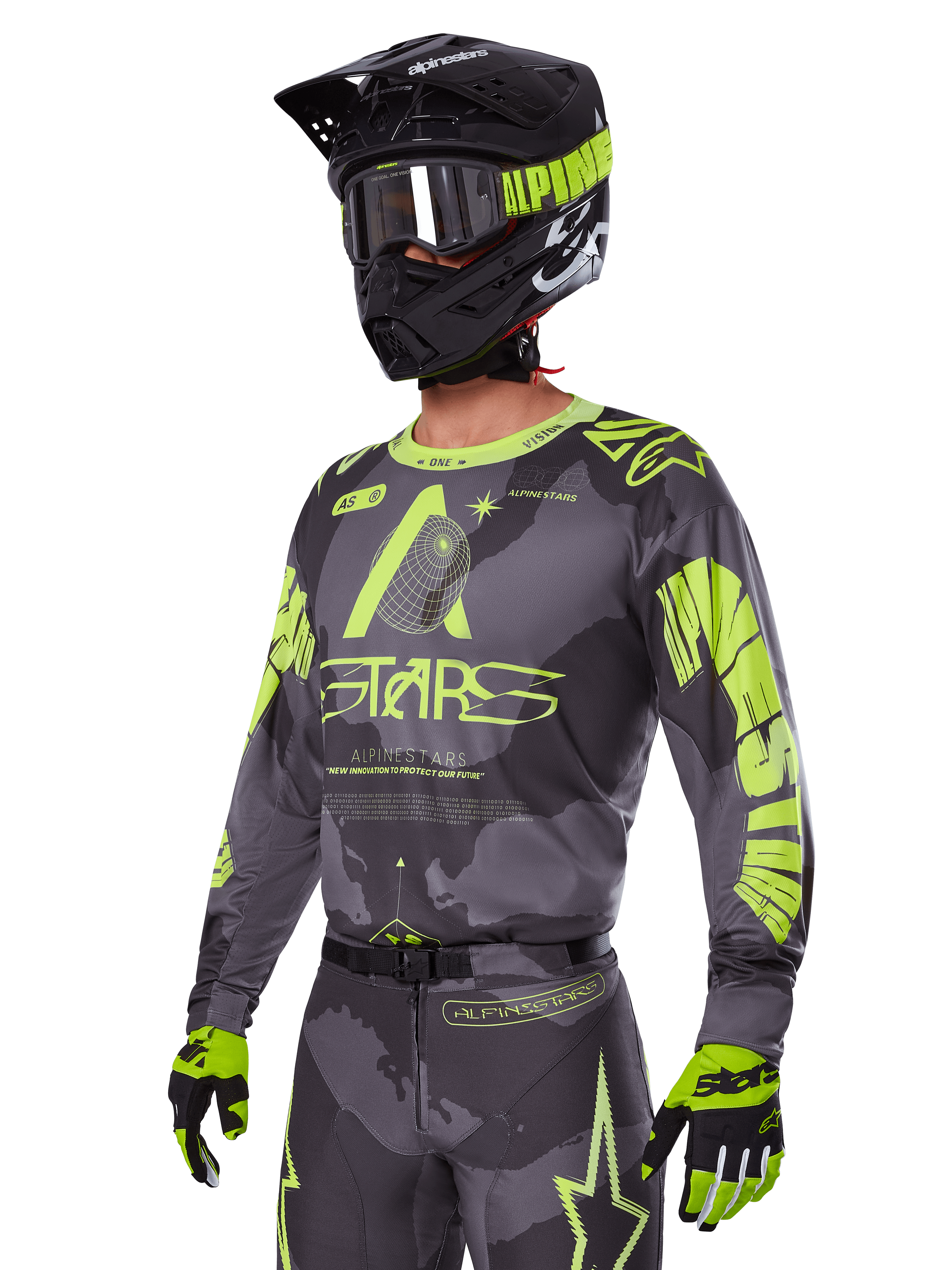 Alpinestars 2025 Racer Hollow udstyrssæt, motocross jersey og bukser i grå og neongul, båret med matchende sort hjelm, crossbriller og handsker, med markant fluorescerende gul Alpinestars-branding og stjernegrafik på en mønstret grå base, koordineret professionelt off-road racerlook