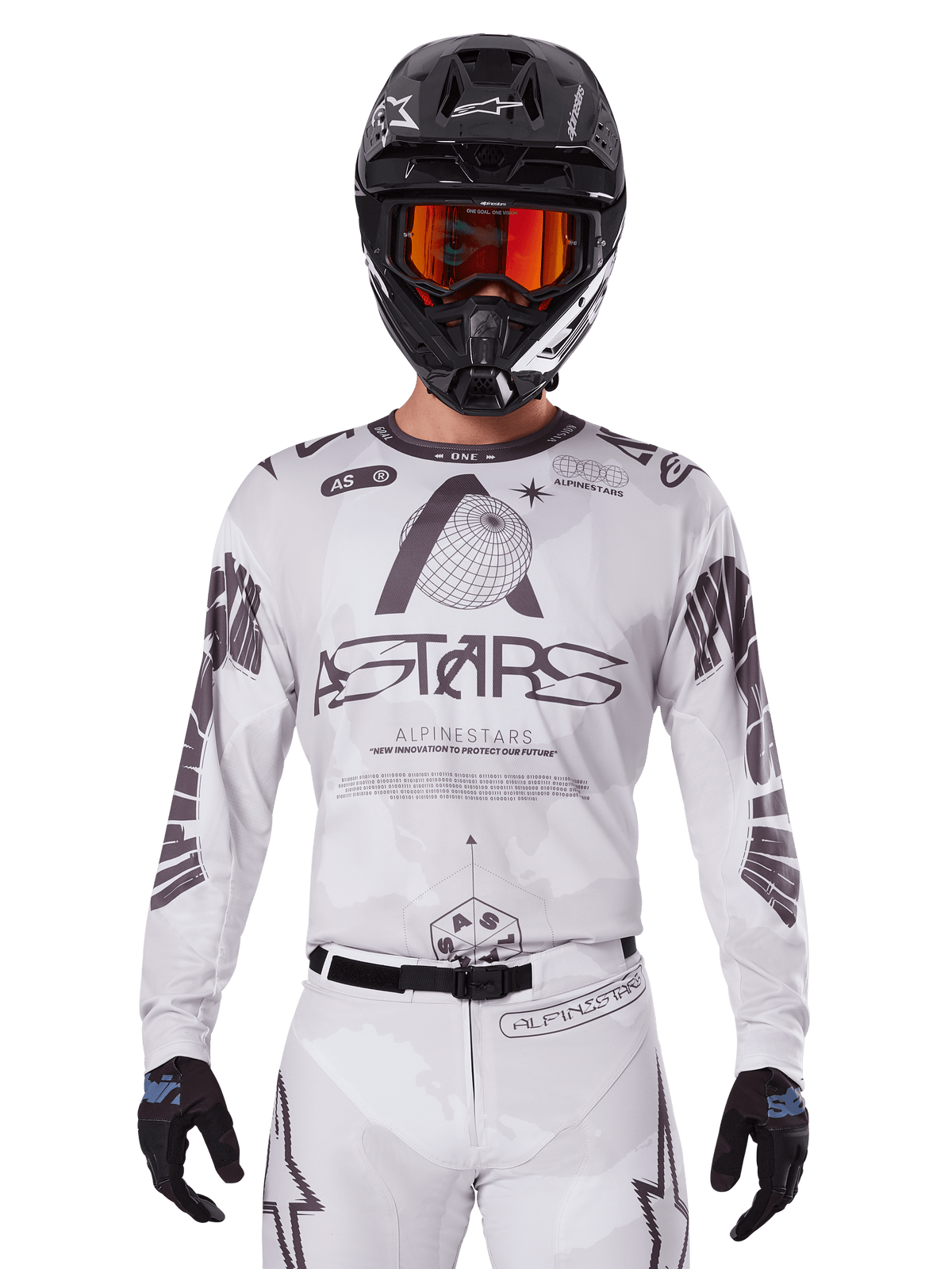 Alpinestars 2025 Racer Hollow Jersey, motocross-trøje, hvid og sort, båret med matchende hvide MX-bukser og en sort hjelm med orange goggles, med markant Alpinestars-branding og globusgrafik, professionelt off-road racerudstyr
