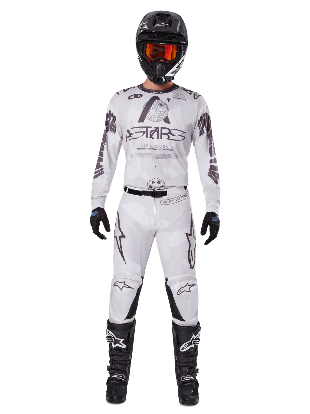 Alpinestars 2025 Racer Hollow Gear Set, hvidt med sort og grå grafik, komplet motocross-raceroutfit inklusiv trøje og bukser, bæres med sort hjelm, orange briller, sorte handsker og sorte støvler, højtydende off-road beklædning