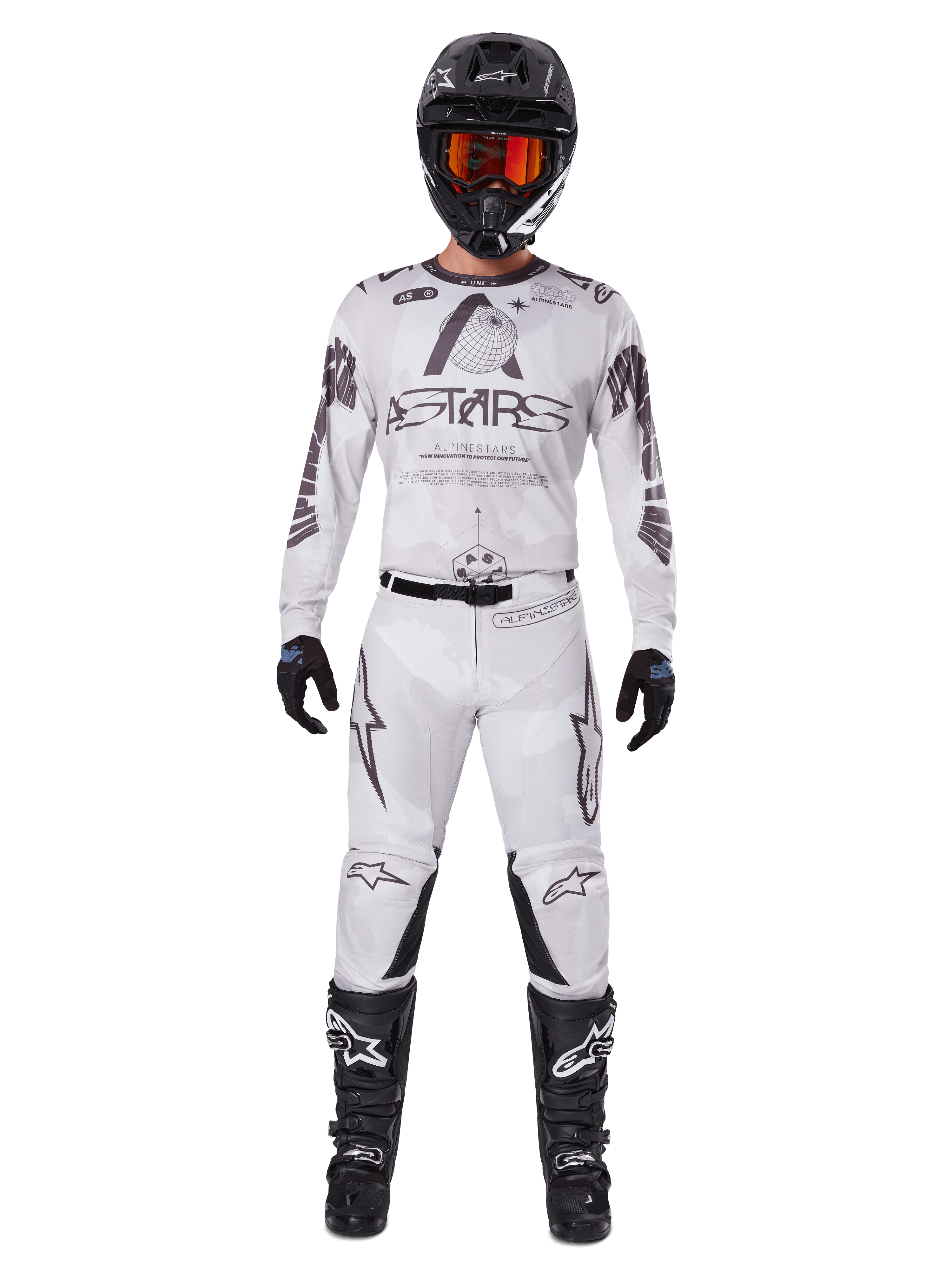 Alpinestars 2025 Racer Hollow Gear Set, hvidt med sort og grå grafik, komplet motocross-raceroutfit inklusiv trøje og bukser, bæres med sort hjelm, orange briller, sorte handsker og sorte støvler, højtydende off-road beklædning