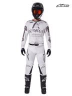 Alpinestars 2025 Racer Hollow Komplet-Sæt, herre motocross-trøje og -bukser i lysebrun og hvid camofarve, forfra i studievisning på model iført matchende hjelm, handsker og støvler, lette og højtydende off-road køreudstyr
