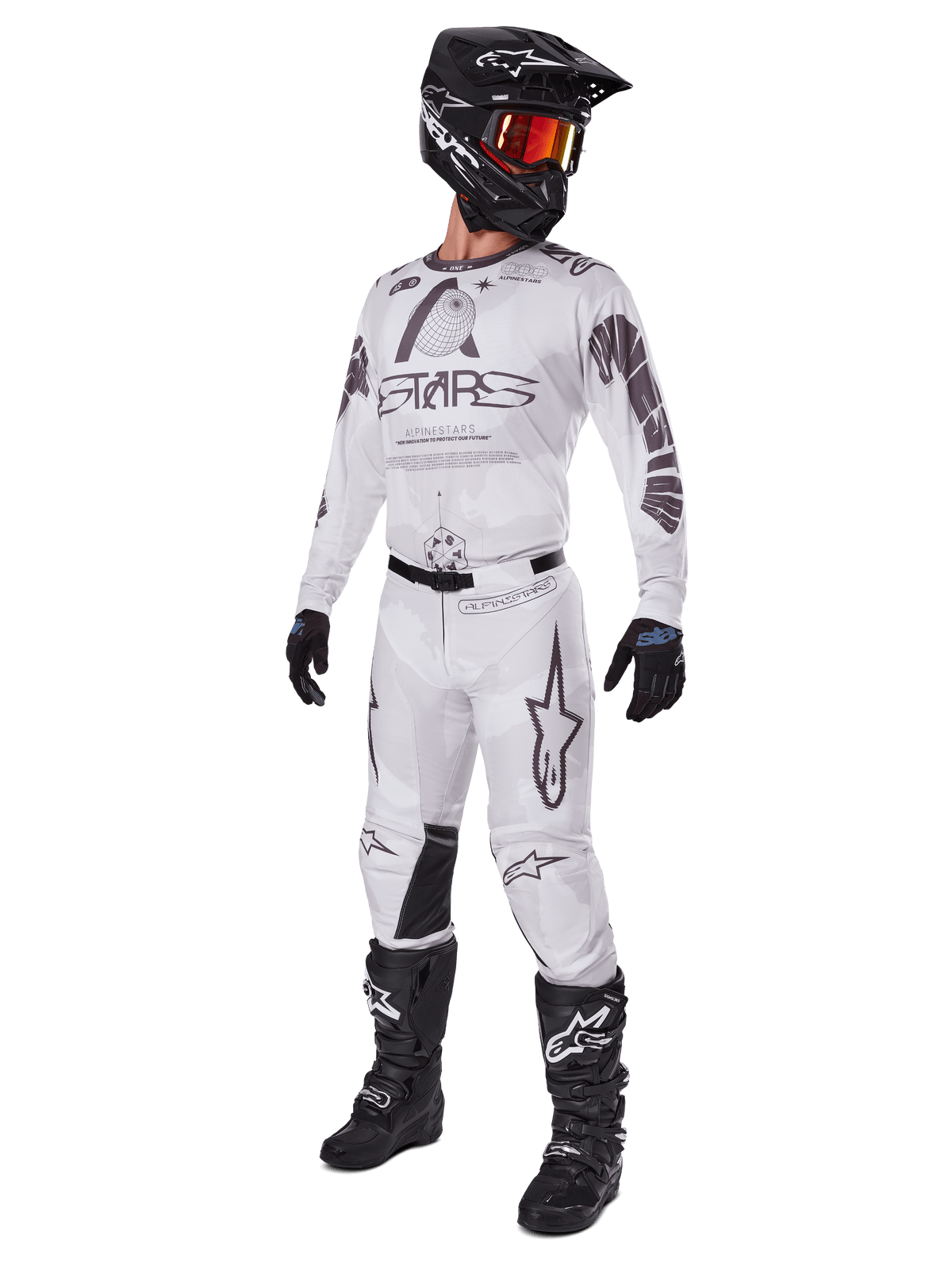 Alpinestars 2025 Racer Hollow-udstyrssæt, motocross-outfit, hvid og grå, trøje og bukser med markant 'STARS'-branding, sort hjelm med rød-orange tonede goggles, sorte handsker og sorte støvler, komplet professionelt udstyr til terrænkørsel