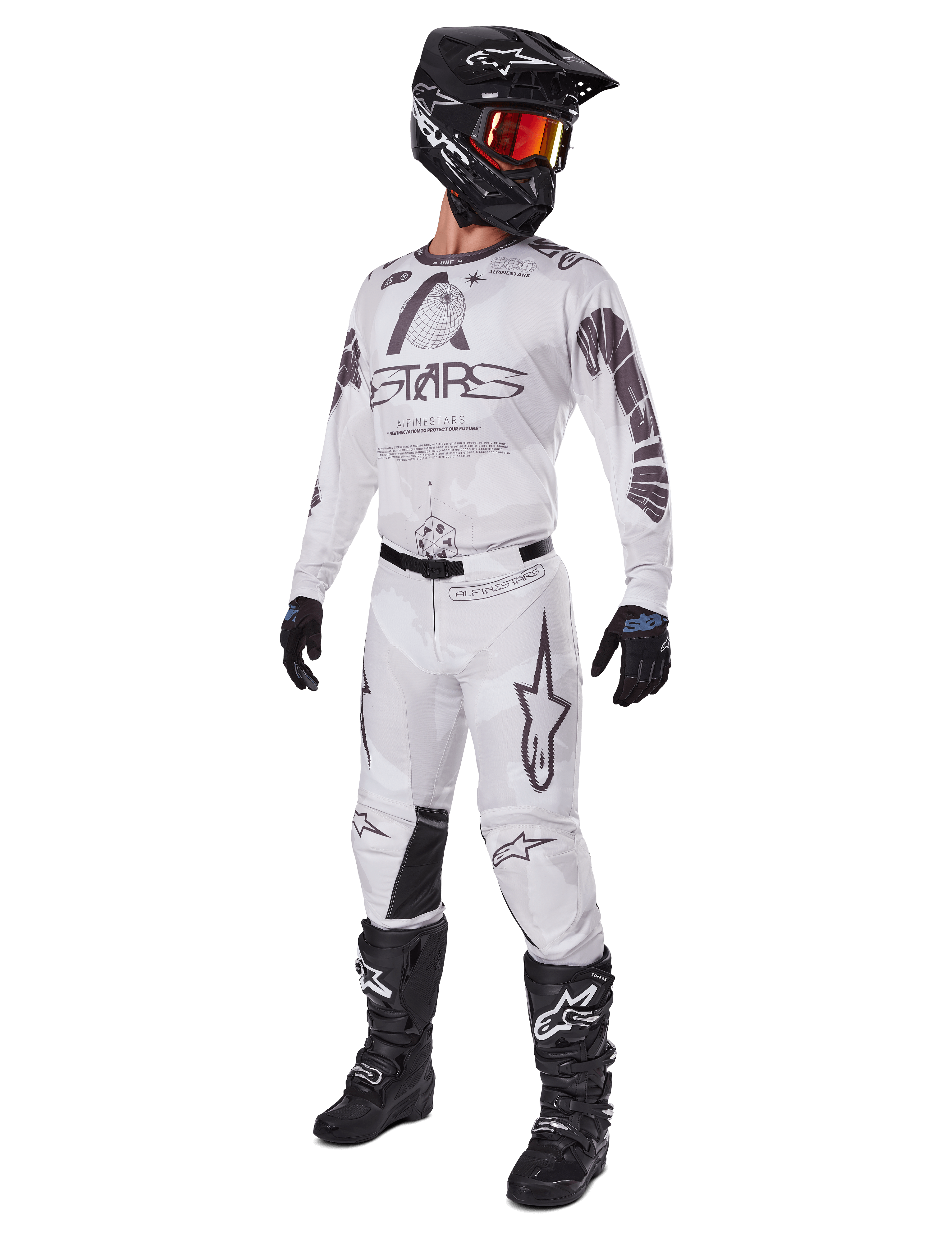 Alpinestars 2025 Racer Hollow-udstyrssæt, motocross-outfit, hvid og grå, trøje og bukser med markant 'STARS'-branding, sort hjelm med rød-orange tonede goggles, sorte handsker og sorte støvler, komplet professionelt udstyr til terrænkørsel
