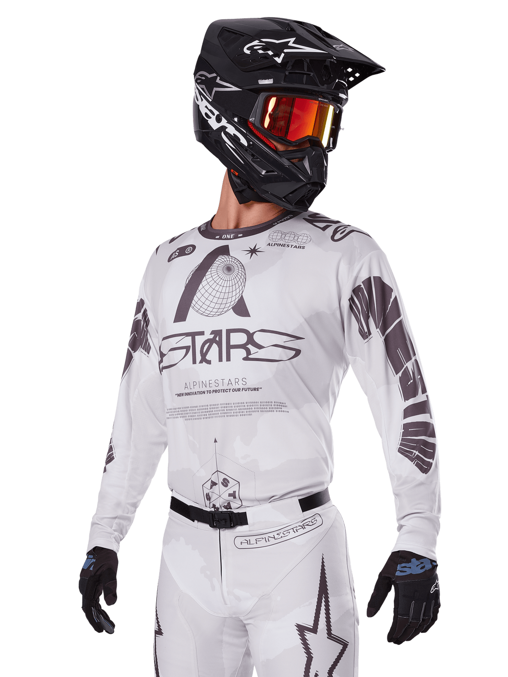 Alpinestars 2025 Racer Hollow-udstyrssæt, motocross-jersey og -bukser, hvid med sort og grå grafik, med 'ASTARS'-branding og hule globus-designs, båret med sort hjelm, røde goggles med spejleffekt og sorte handsker, designet til off-road-performance