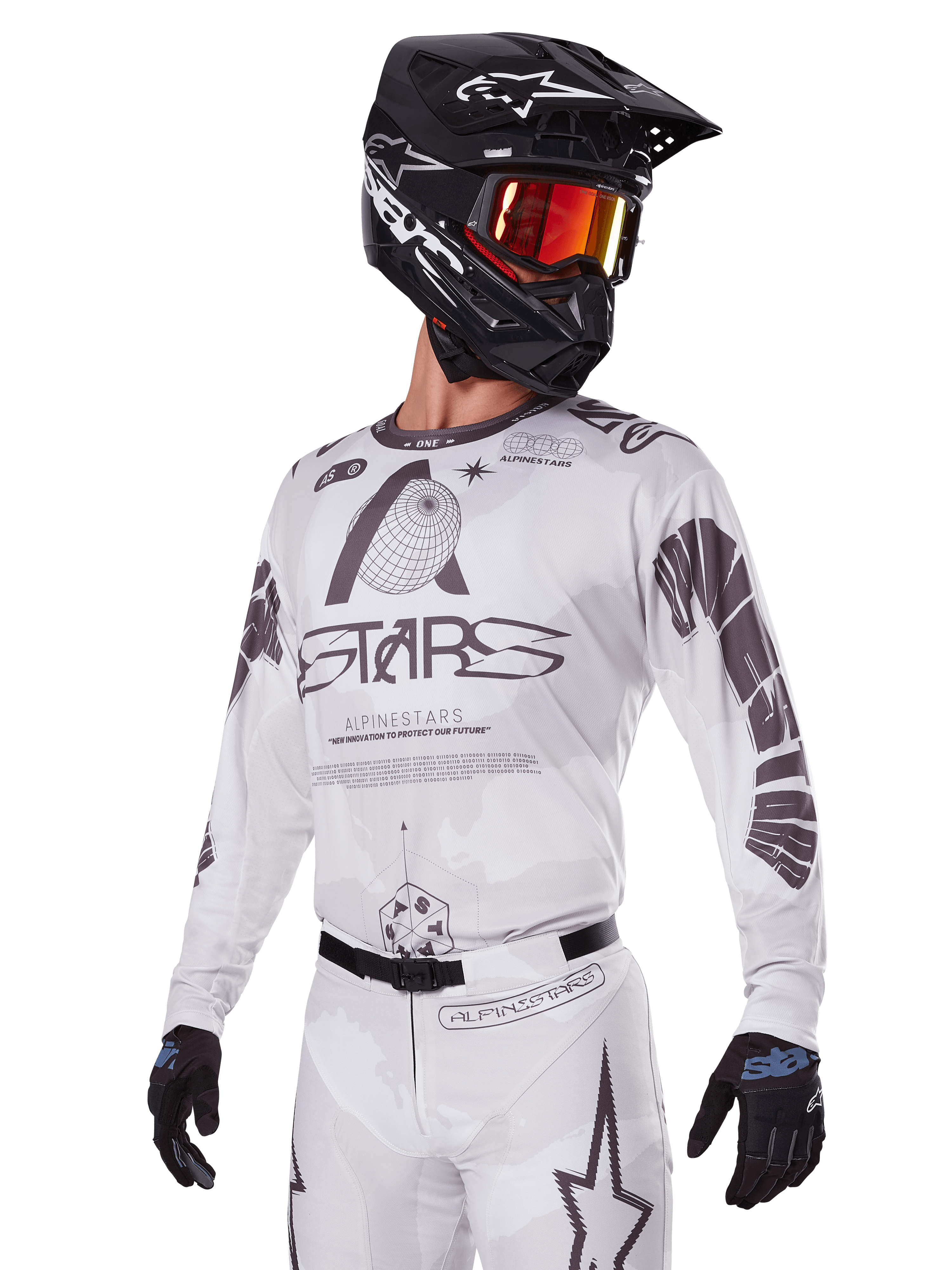 Alpinestars 2025 Racer Hollow-udstyrssæt, motocross-jersey og -bukser, hvid med sort og grå grafik, med 'ASTARS'-branding og hule globus-designs, båret med sort hjelm, røde goggles med spejleffekt og sorte handsker, designet til off-road-performance