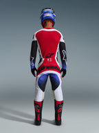 Alpinestars 2026 Techstar Knif trøje, motocross-trøje, sort, hvid og rød, set bagfra på en kører iført matchende bukser og udstyr, markant rødt rygpanel, hvide bukser med blå gradueringer og rød branding, professionelt off-road racingsæt