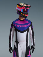 Alpinestars 2026 Techstar Knif trøje, motocross-trøje, sort, lysegrå og lilla, lyserødt Alpinestars-logo på brystet, bæres med matchende farverig hjelm og motocross-bukser, atletisk race-pasform med laserskårne perforeringer til ventilation