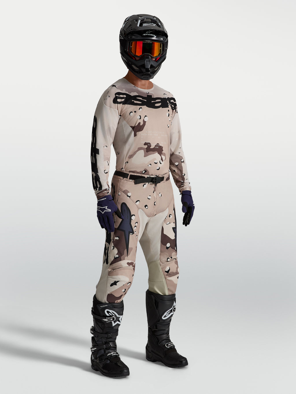 Alpinestars Racer Lone trøje, herremotocrosstrøje til off-road, ørken-camouflage og sort, letvægts og fugttransporterende materiale, vist på model med komplet MX-udstyr