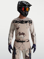 Alpinestars Racer Lone trøje i ørken-camouflage og sort, motocrossudstyr til herrer på model med hjelm og goggles.