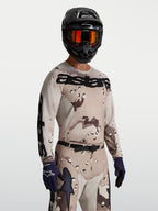 Alpinestars Racer Lone trøje, motocrosstrøje til mænd, ørken-camouflage i sand og sort, fugttransporterende polyfabric, race pasform, herremodel i komplet MX-udstyr