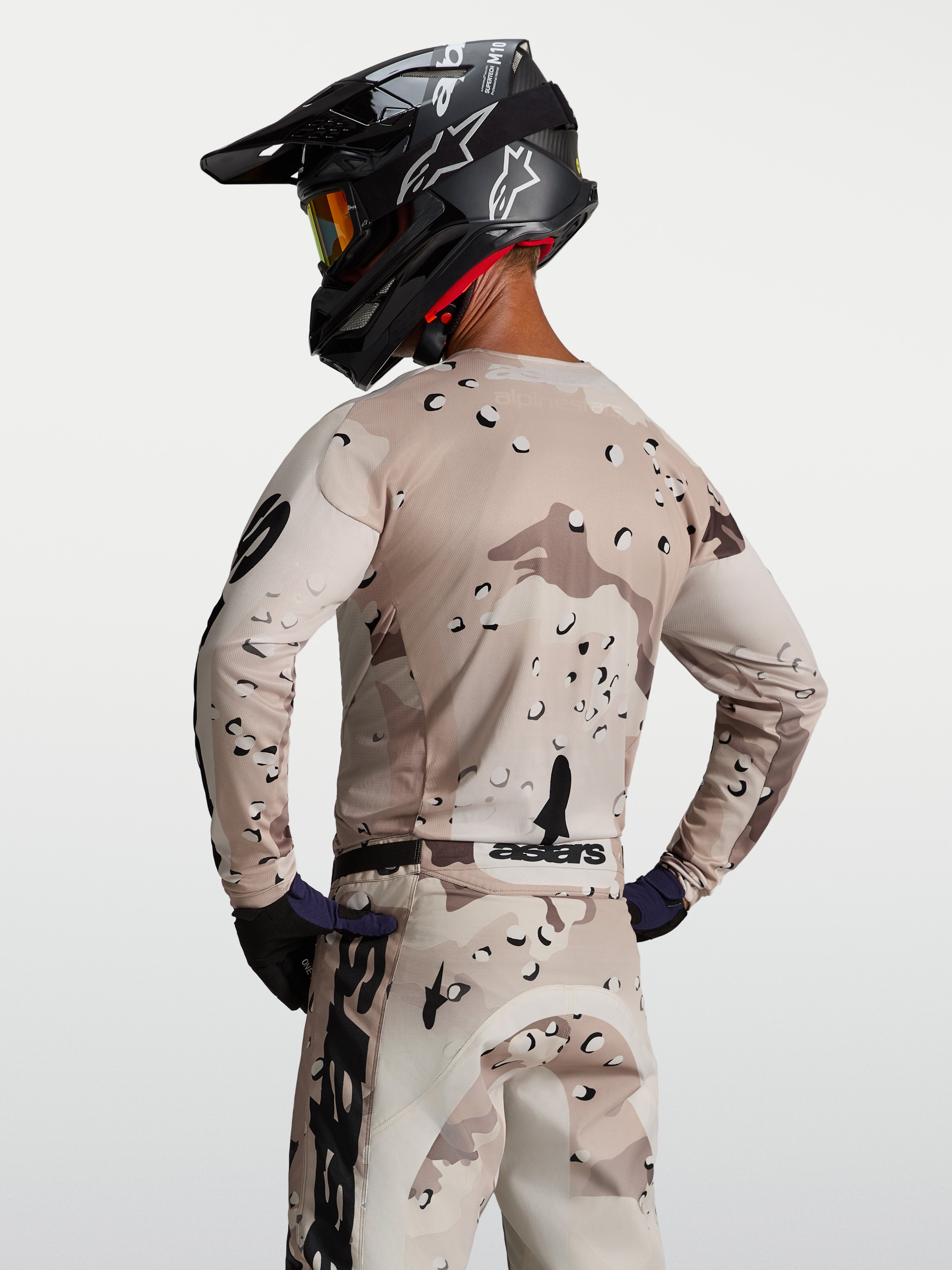 Alpinestars Racer Lone trøje, herre-motocrosstrøje i ørkencamo og sort, fugttransporterende polyfabric med race pasform.