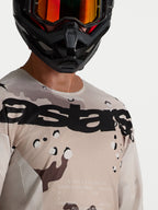 Alpinestars Racer Lone trøje, herre-motocrosstrøje i ørken-camouflage og sort, letvægts polyfabric, tætbillede af model