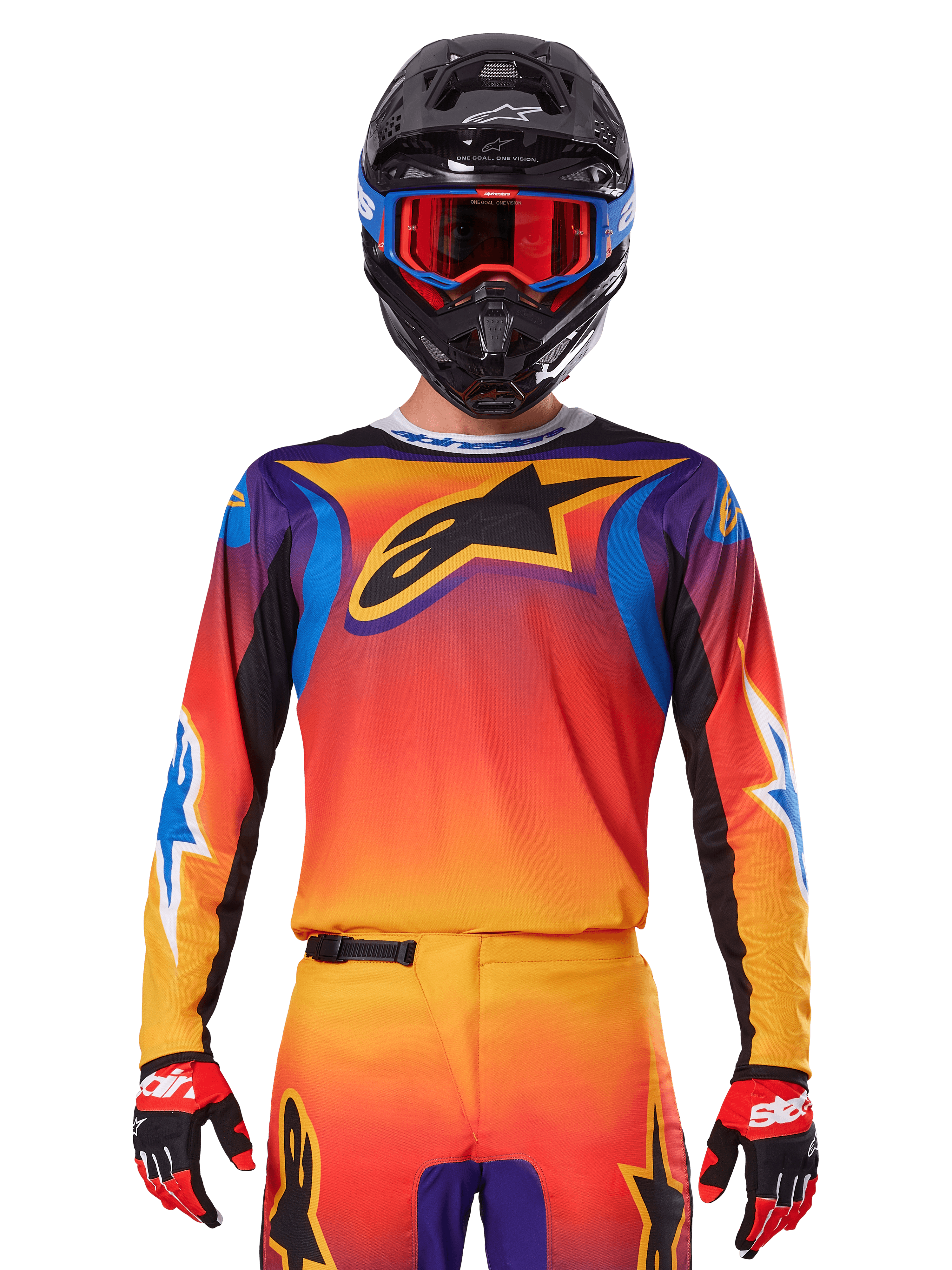 Alpinestars 2025 Fluid Wurx trøje, multicolor motocross-trøje med orange og rød farveovergang og lilla detaljer, vist med matchende udstyr, sort hjelm med blå og røde goggles og røde handsker, med et stort sort stjernelogo på brystet.
