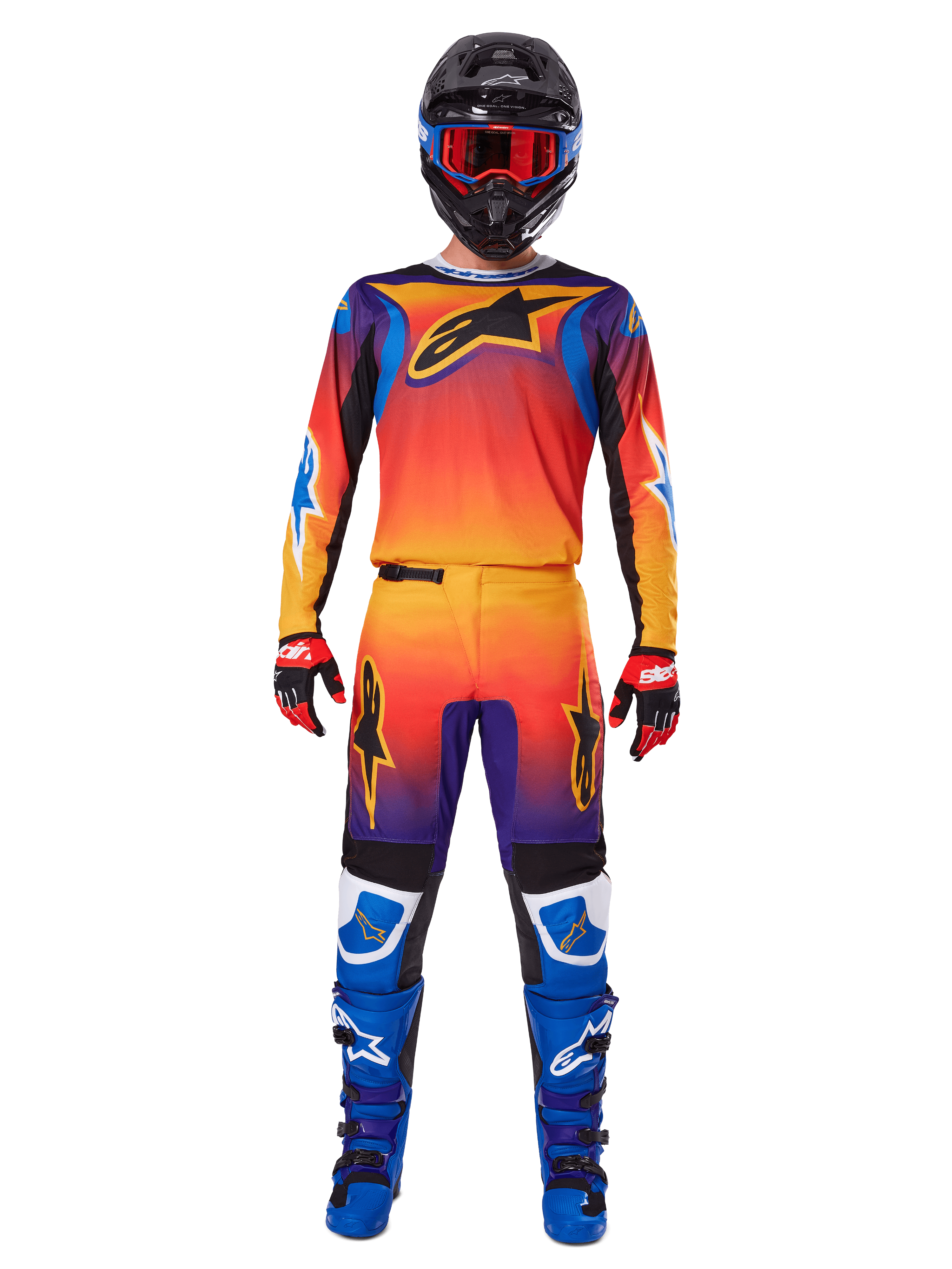 Motocrossrytter iført Alpinestars 2025 Fluid Wurx-udstyrssæt, med en livlig orange, gul og blå gradient på trøjen og bukserne, sorte Alpinestars-logoer, kombineret med blå racestøvler, røde og sorte handsker og en sort hjelm med røde goggles, komplet koordineret outfit til off-road racing
