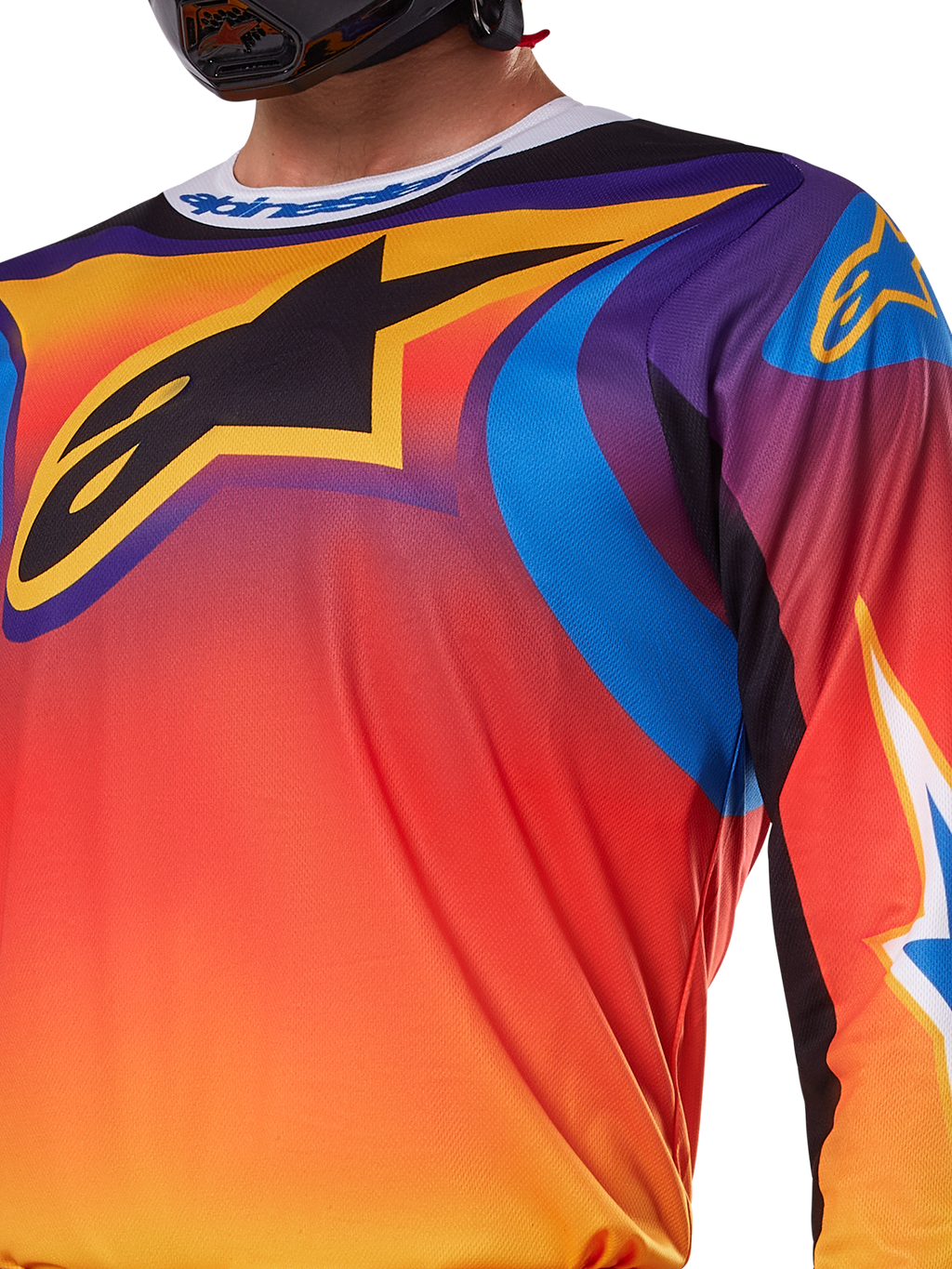 Alpinestars 2025 Fluid Wurx trøje, flerfarvet hvidt og orange design, langærmet motocross-trøje, afslappet atletisk pasform, fugttransporterende poly-materiale til off-road præstation