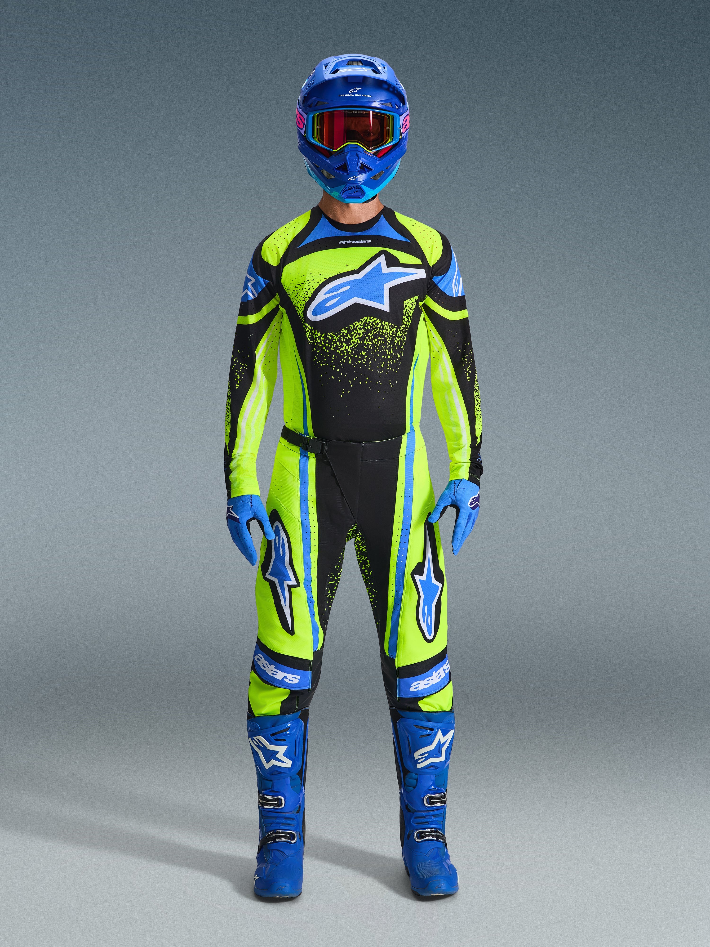 Alpinestars 2026 Techstar Nomur-udstyrssæt, komplet motocross-raceroutfit, neongul og sort med blå detaljer, komplet udstyrssæt inklusive hjelm, handsker og støvler, atletisk race-pasform med stjernegrafik, professionel MX-beskyttelse