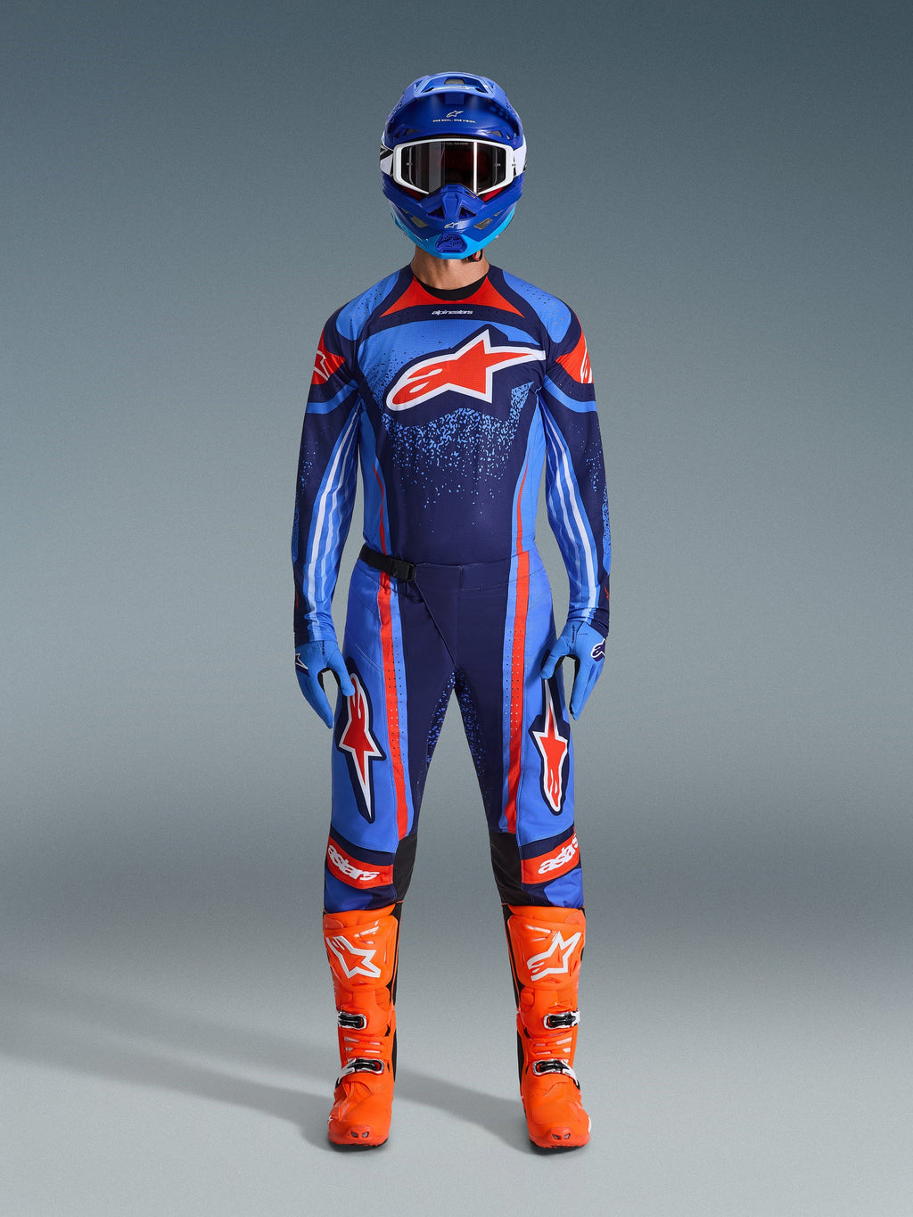 Alpinestars 2026 Techstar Nomur Gear Set, motocross-racerudstyr, mørkeblå, orange og UCLA-blå, komplet køreoutfit med blå hjelm, matchende trøje og bukser, blå handsker og lysende orange støvler, med stjernelogoer, professionelt beskyttelsesudstyr til terrænkørsel