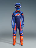 Alpinestars 2026 Techstar Nomur Gear Set, motocross-racerudstyr, mørkeblå, orange og UCLA-blå, komplet køreoutfit med blå hjelm, matchende trøje og bukser, blå handsker og lysende orange støvler, med stjernelogoer, professionelt beskyttelsesudstyr til terrænkørsel