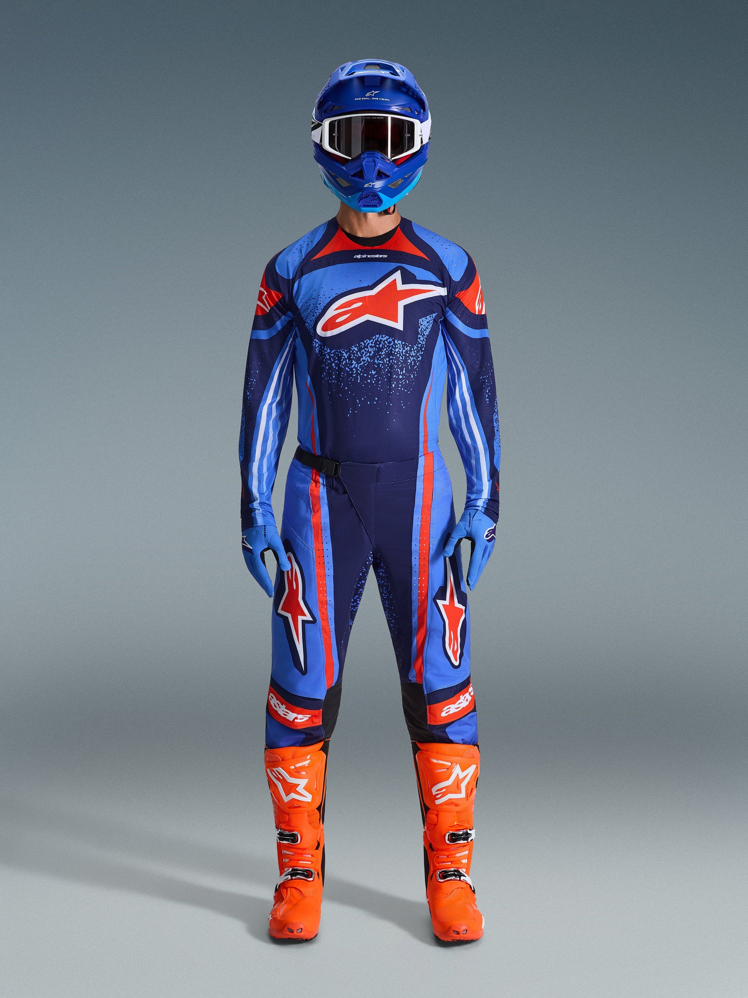 Alpinestars 2026 Techstar Nomur Gear Set, motocross-racerudstyr, mørkeblå, orange og UCLA-blå, komplet køreoutfit med blå hjelm, matchende trøje og bukser, blå handsker og lysende orange støvler, med stjernelogoer, professionelt beskyttelsesudstyr til terrænkørsel
