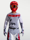 Alpinestars Racer Air Lone Trøje, herre-motocrosstrøje i grå camo og rød, åndbart mesh-materiale, båret med rød hjelm