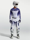 Alpinestars 2027 Racer Air Amber Gear Set, blå og hvid motocrosstrøje og -bukser med åndbart mesh, båret af model.